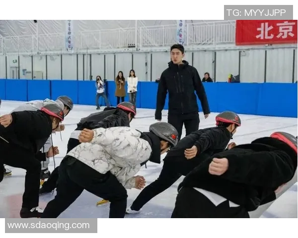 奥运冠军武大靖现身吉林大学滑冰课开班典礼,引来很多网友仰慕,校方:他是体育学院的教授 奥运冠军武大靖现身吉林大学滑冰课开班典礼,引来很多网友仰慕,校方:他是体育学院的教授
